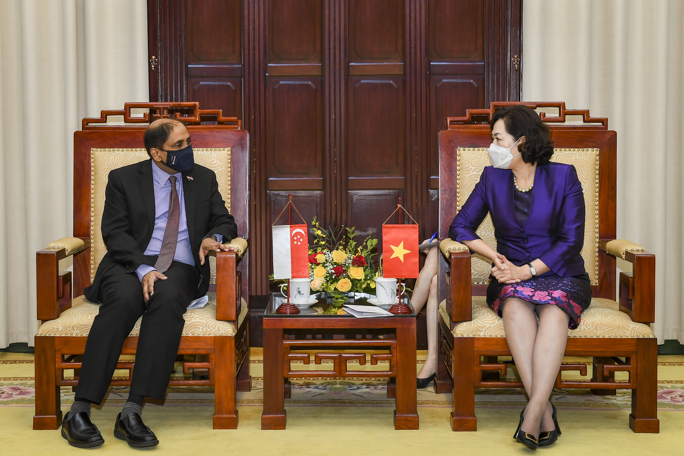 Governor Nguyen Thi Hong meets Ambassador of the Republic of Singapore to Vietnam Jaya Ratnam.