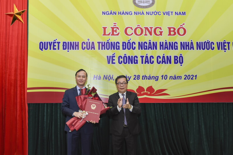 SBV Deputy Governor Nguyen Kim Anh hands over the Appointment Decision of General Director of the CIC.
