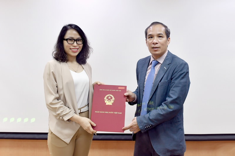 SBV Deputy Governor Doan Thai Son hands over the Appointment Decision to Ms. Vu Thuy Ngoc.