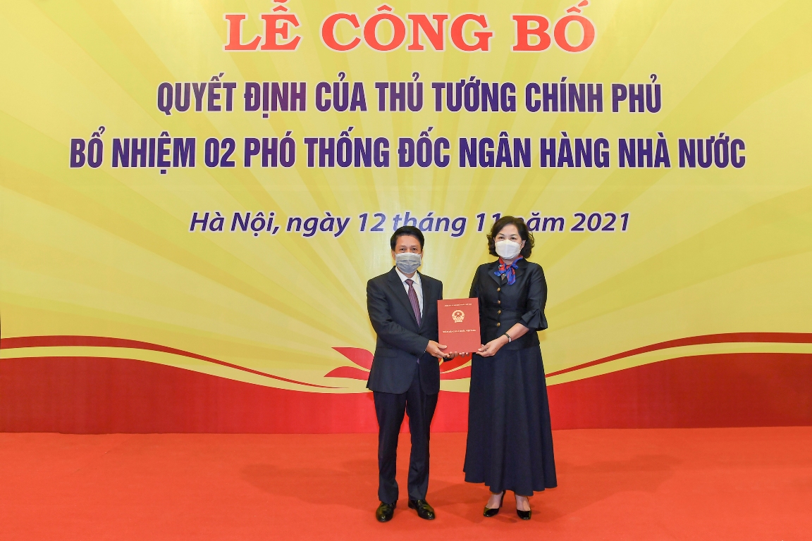 Đồng chí Phạm Tiến Dũng đón nhận Quyết định của Thủ tướng Chính Phủ