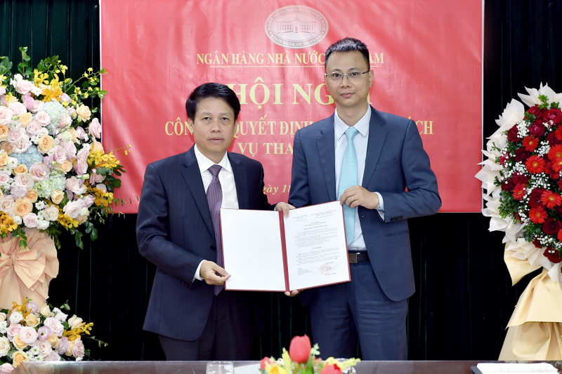 Deputy Governor Pham Tien Dzung hands over the SBV Governor’s Decision to Mr. Le Anh Dzung