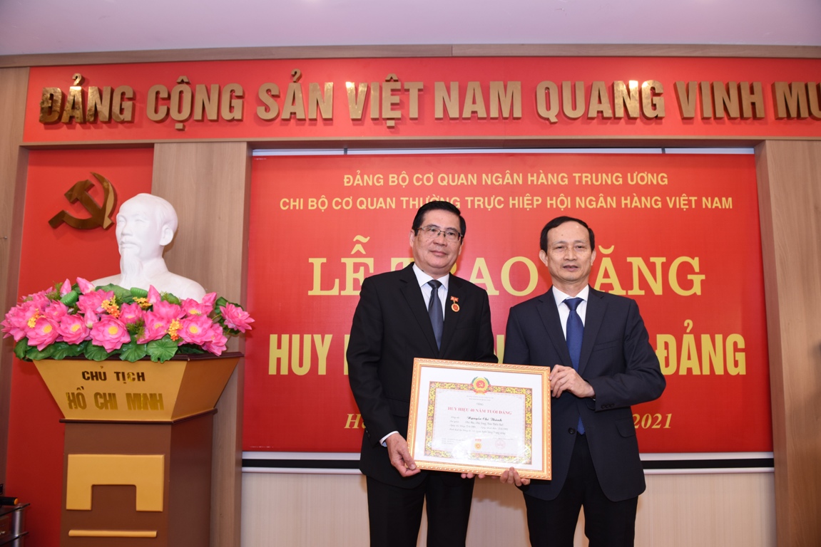 Đảng viên Nguyễn Chí Thành đón nhận Huy hiệu 40 năm tuổi Đảng