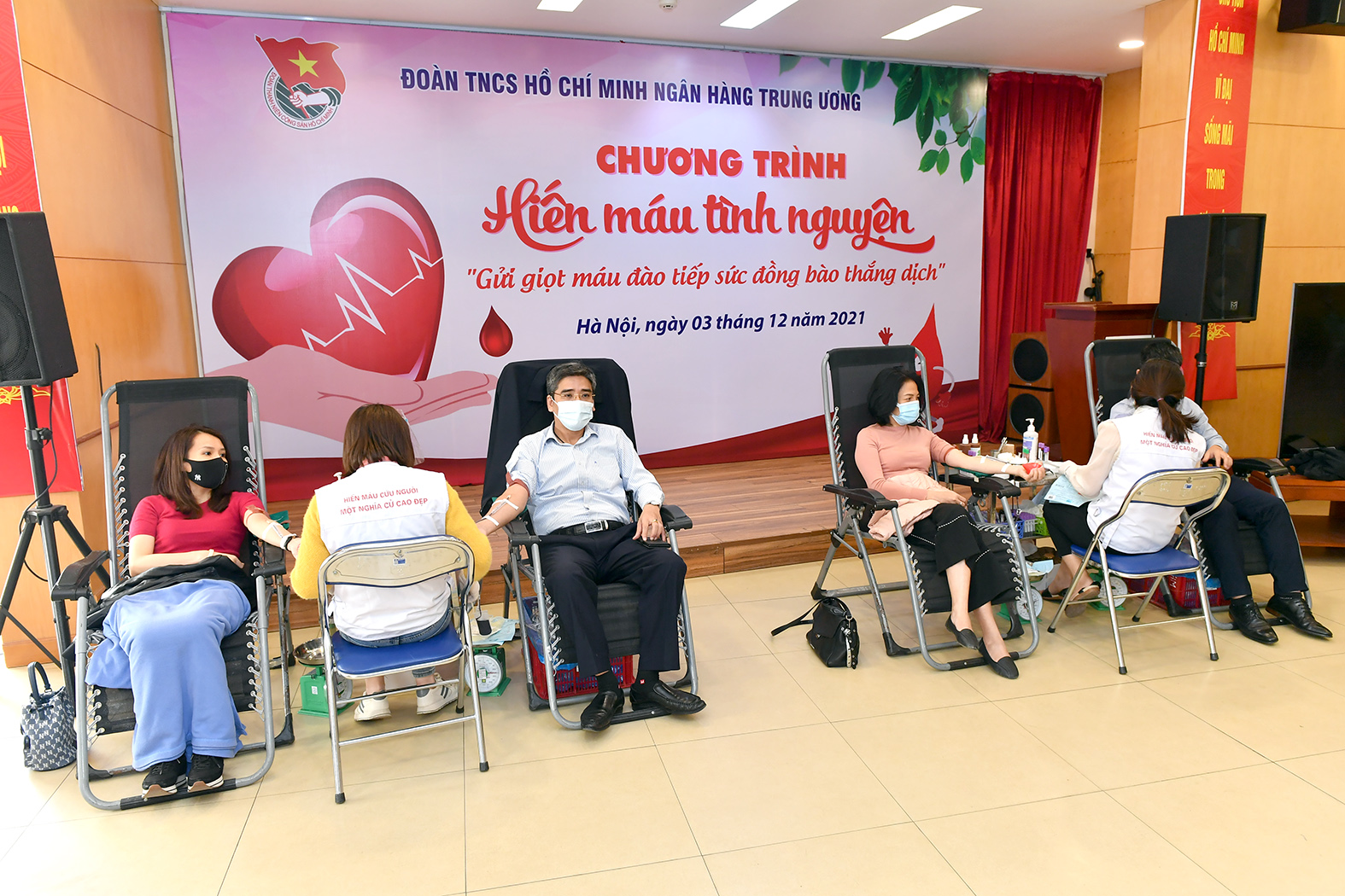 Cán bộ, công chức, đoàn viên thanh niên NHTW hiến máu tình nguyện