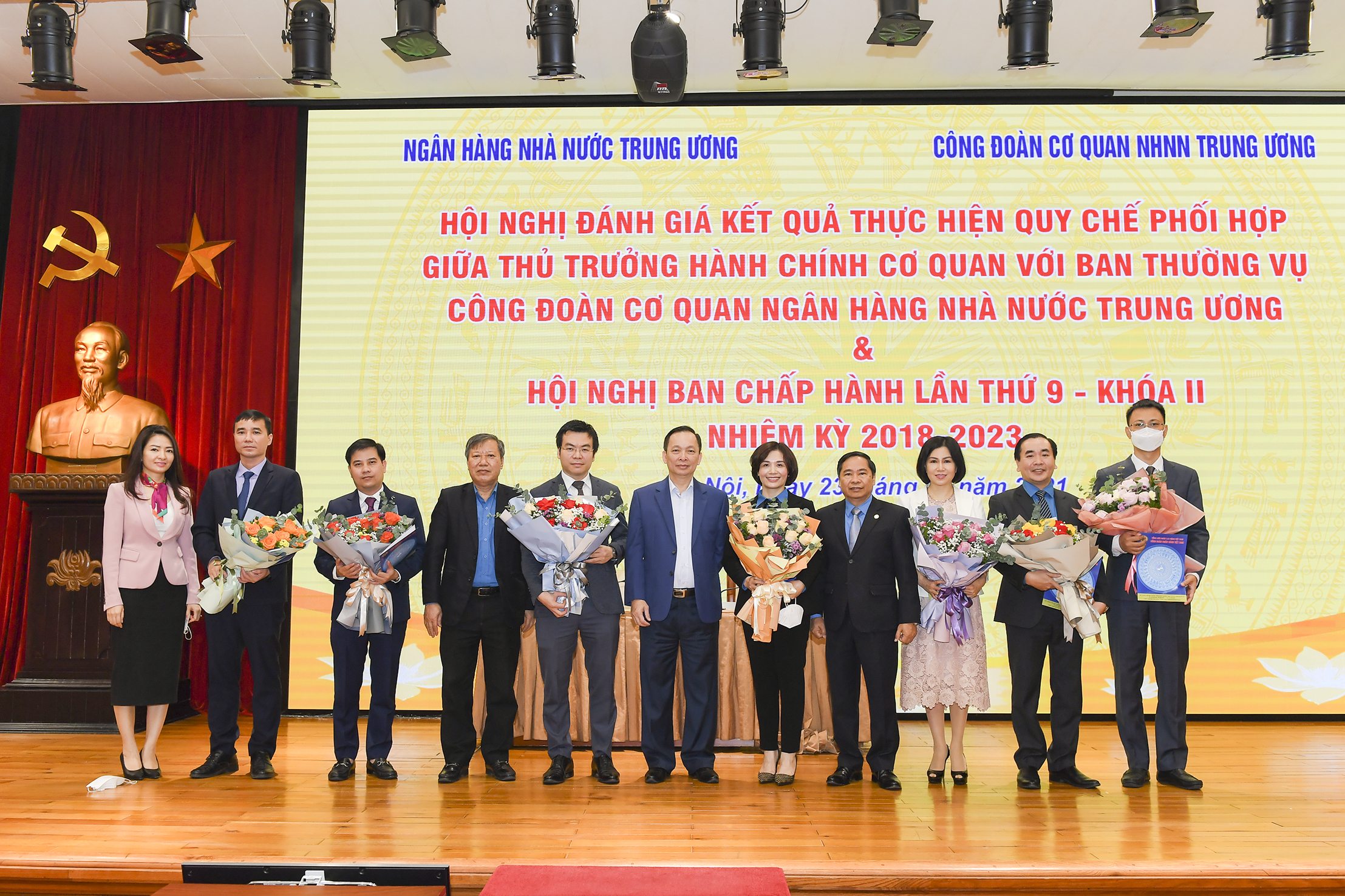Phó Thống đốc Thường trực Đào Minh Tú chúc mừng các Đ/c tham gia BCH, BTV nhiệm kỳ 2018 – 2023