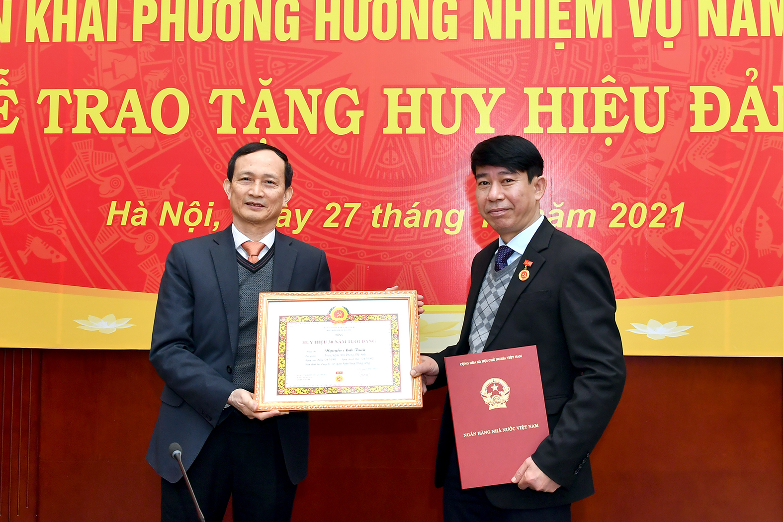 Đảng viên Nguyễn Anh Tuấn đón nhận Huy hiệu 30 năm tuổi Đảng.