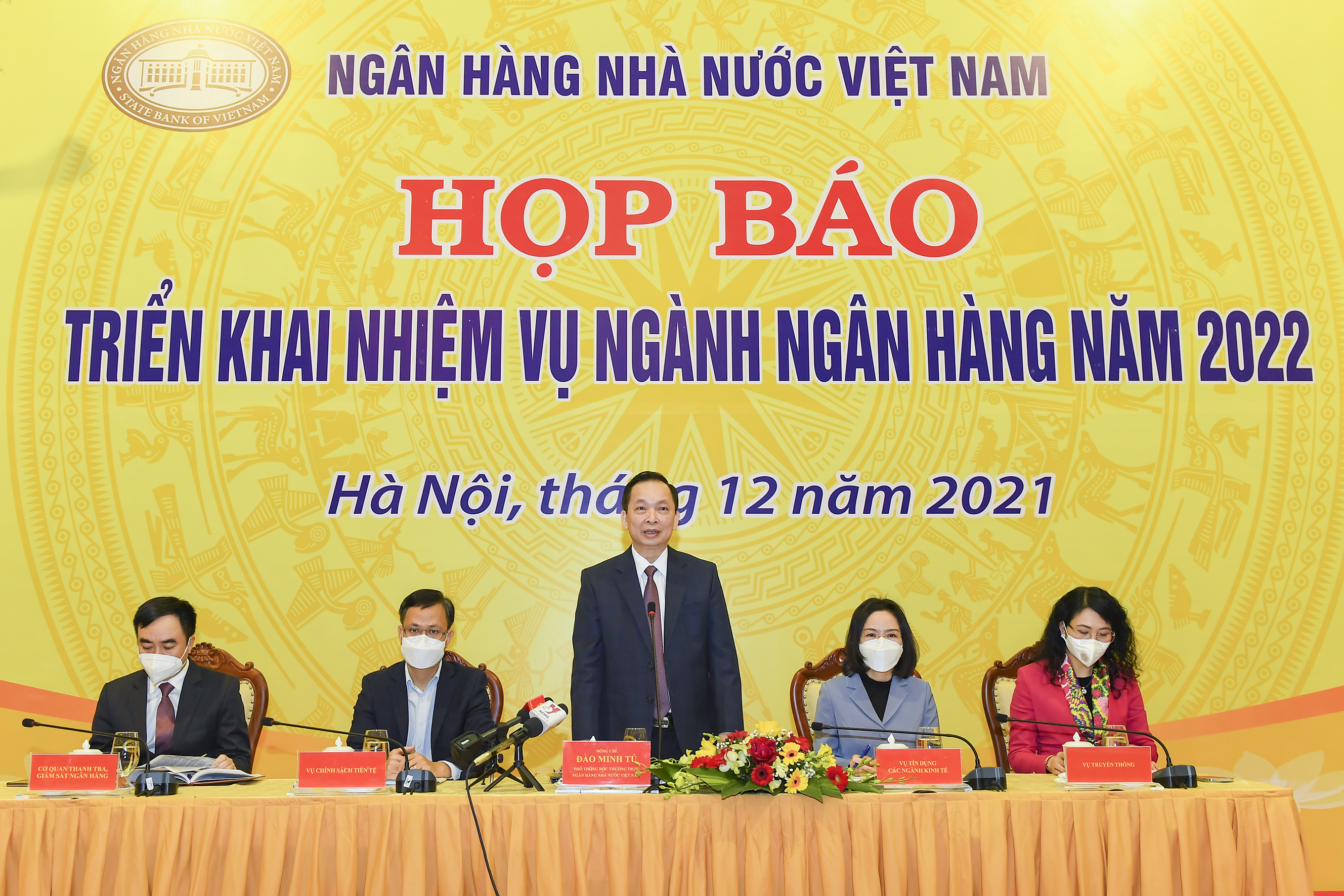 Phó Thống đốc Thường trực NHNN Đào Minh Tú chủ trì họp báo