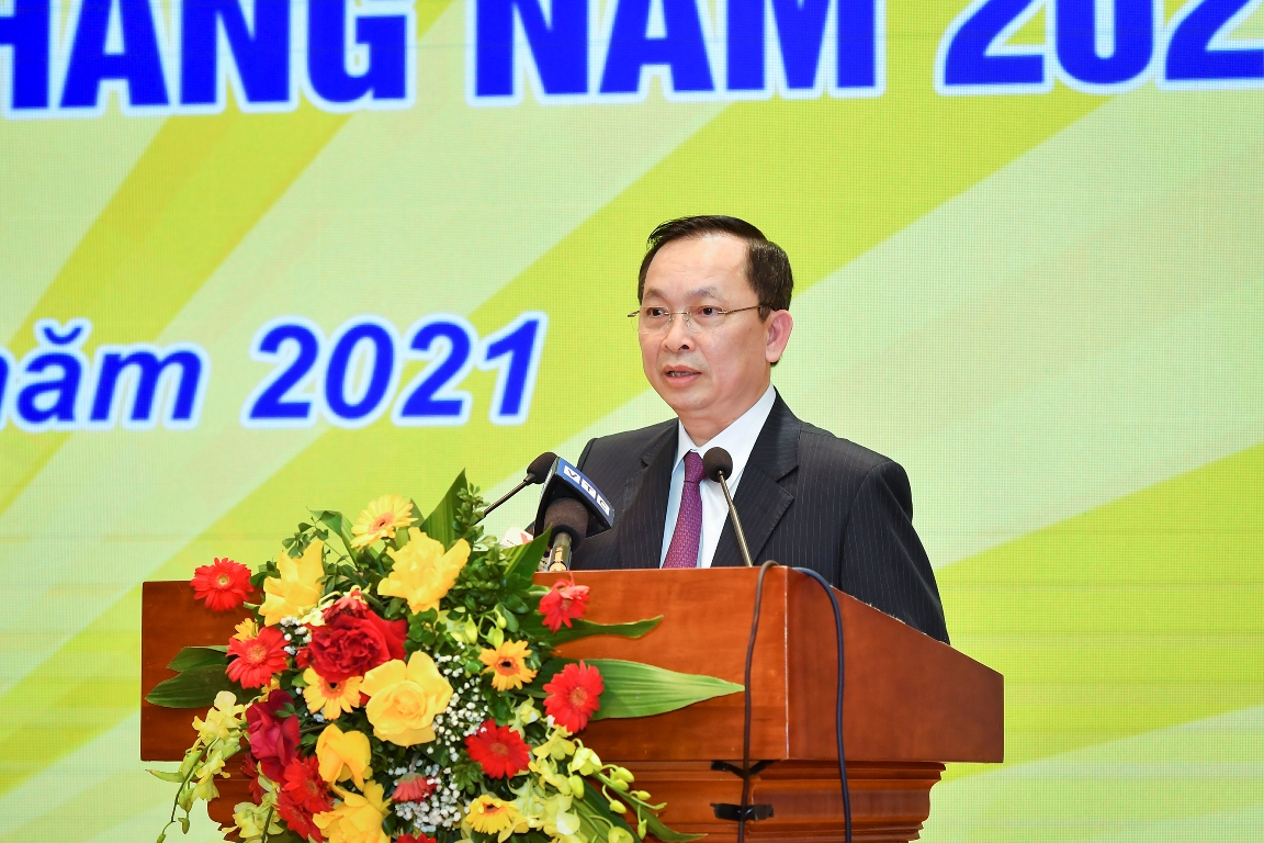 Phó Thống đốc Thường trực NHNN Đào Minh Tú trình bày báo cáo kết quả hoạt động Ngân hàng năm 2021