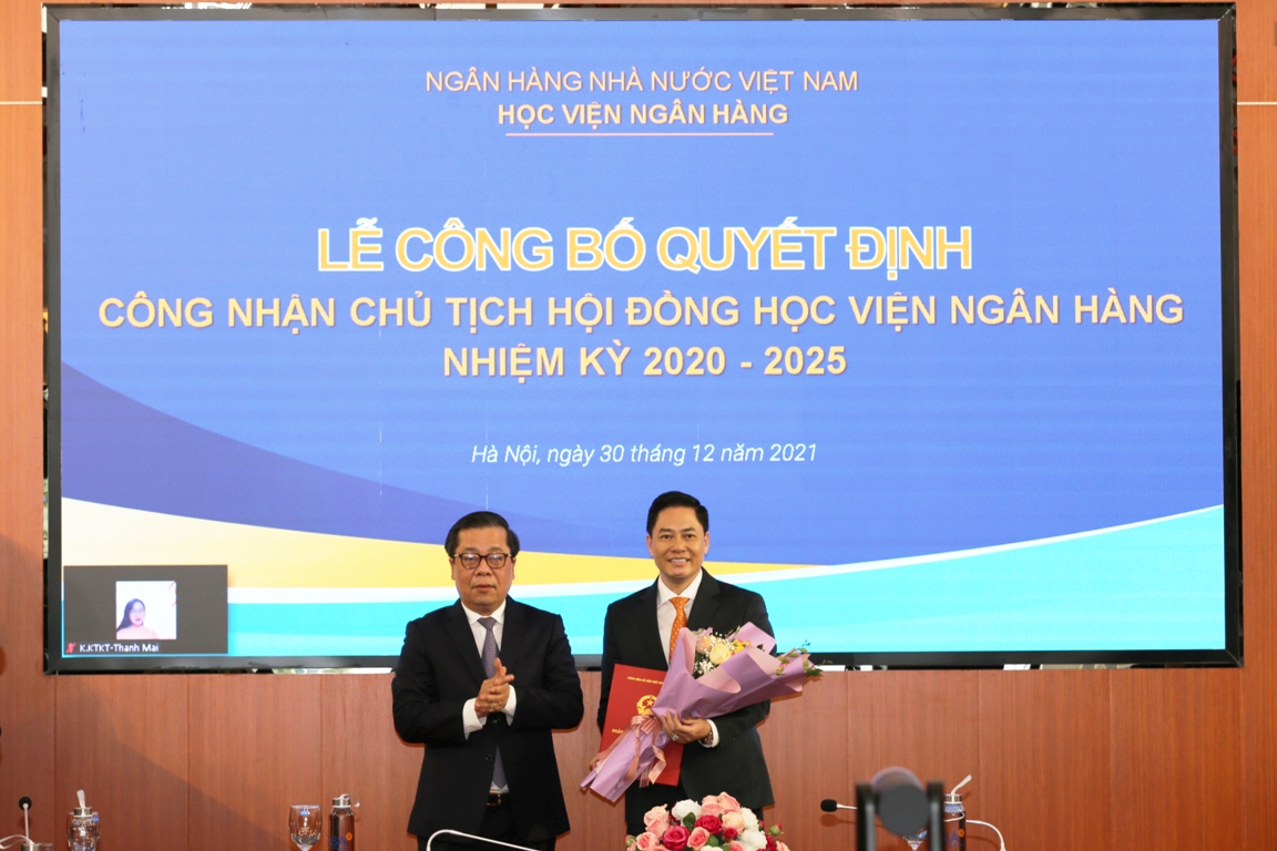 Đ/c Bùi Hữu Toàn đón nhận Quyết định của Thống đốc NHNN