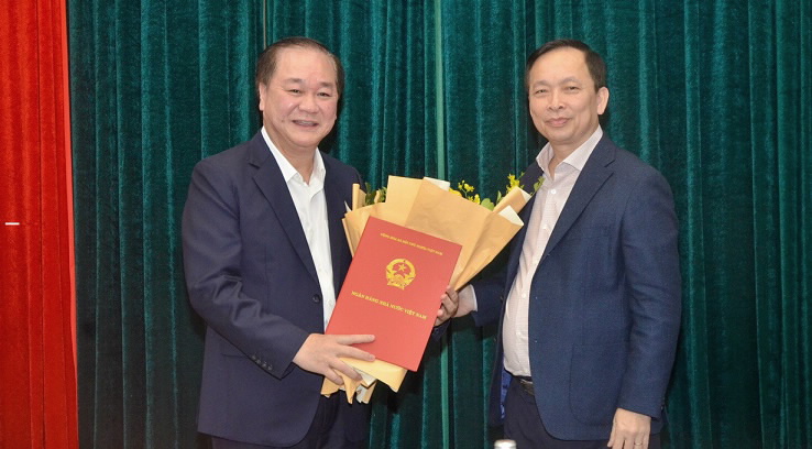 Deputy Governor Dao Minh Tu hands over the Assignment Decision to Mr. Trinh Quang Khai