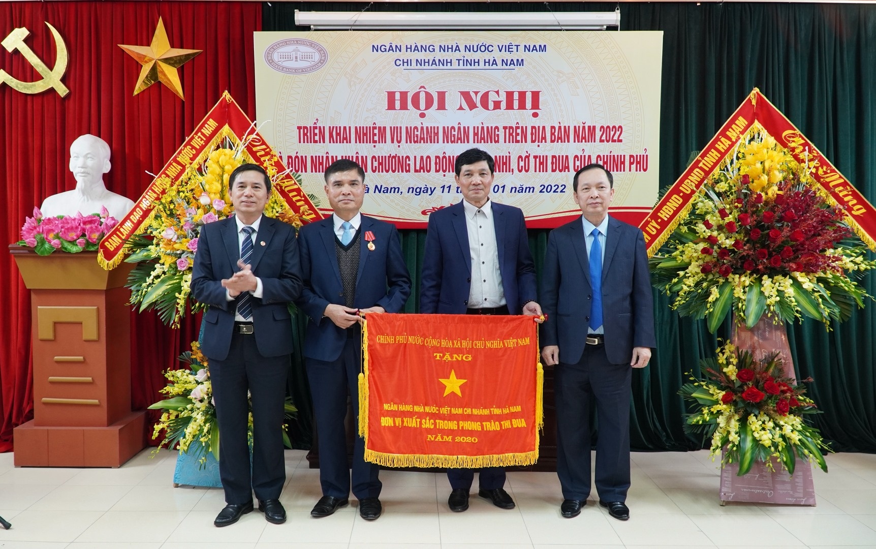 Phó Thống đốc Thường trực Đào Minh Tú trao Cờ Thi đua của Chính phủ cho NHNN chi nhánh Hà Nam