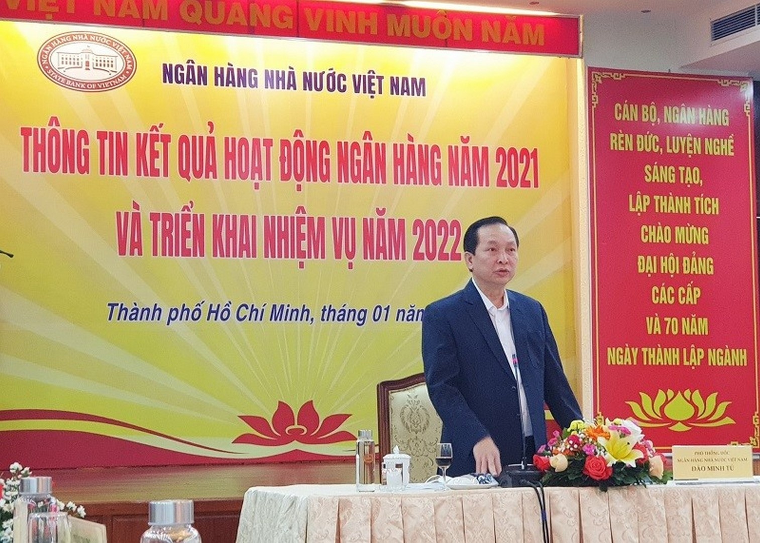 Phó Thống đốc thường trực Đào Minh Tú phát biểu tại buổi họp báo