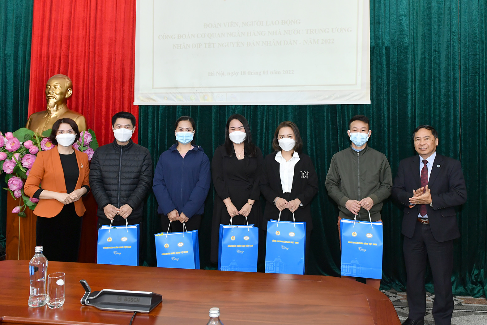 Thăm hỏi, trao quà người lao động nhân dịp Tết Nguyên đán 2022
