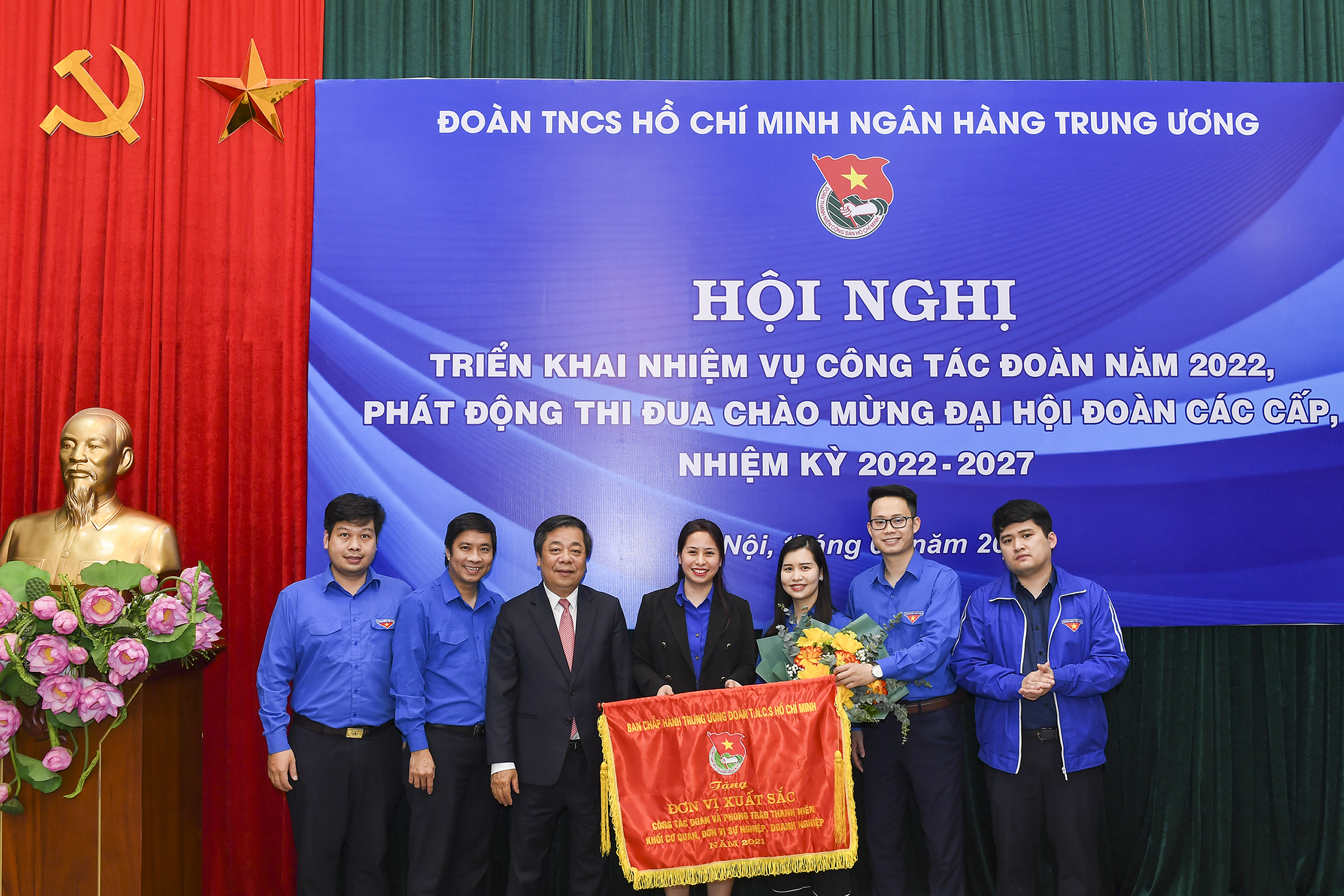 Đoàn Thanh niên NHTW được Trung ương Đoàn TNCS Hồ Chí Minh trao tặng Cờ thi đua xuất sắc năm 2021