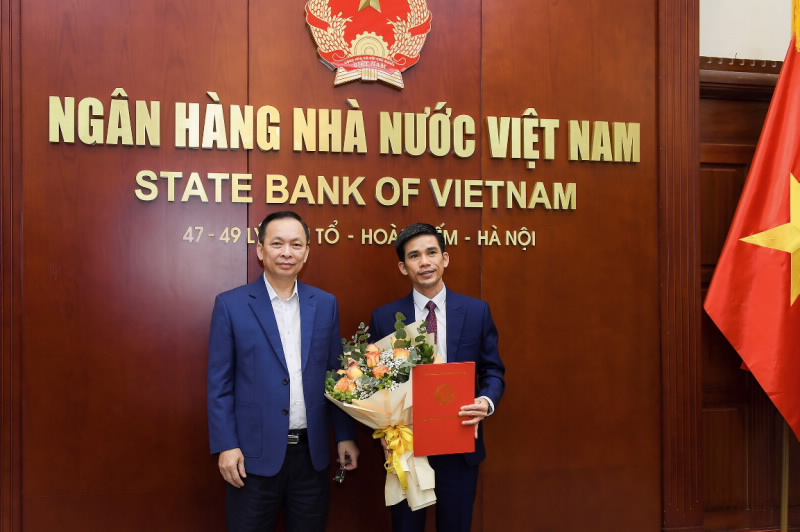 Deputy Governor Dao Minh Tu hands over the SBV Governor’s Appointment Decision to Mr. Tran The Hung
