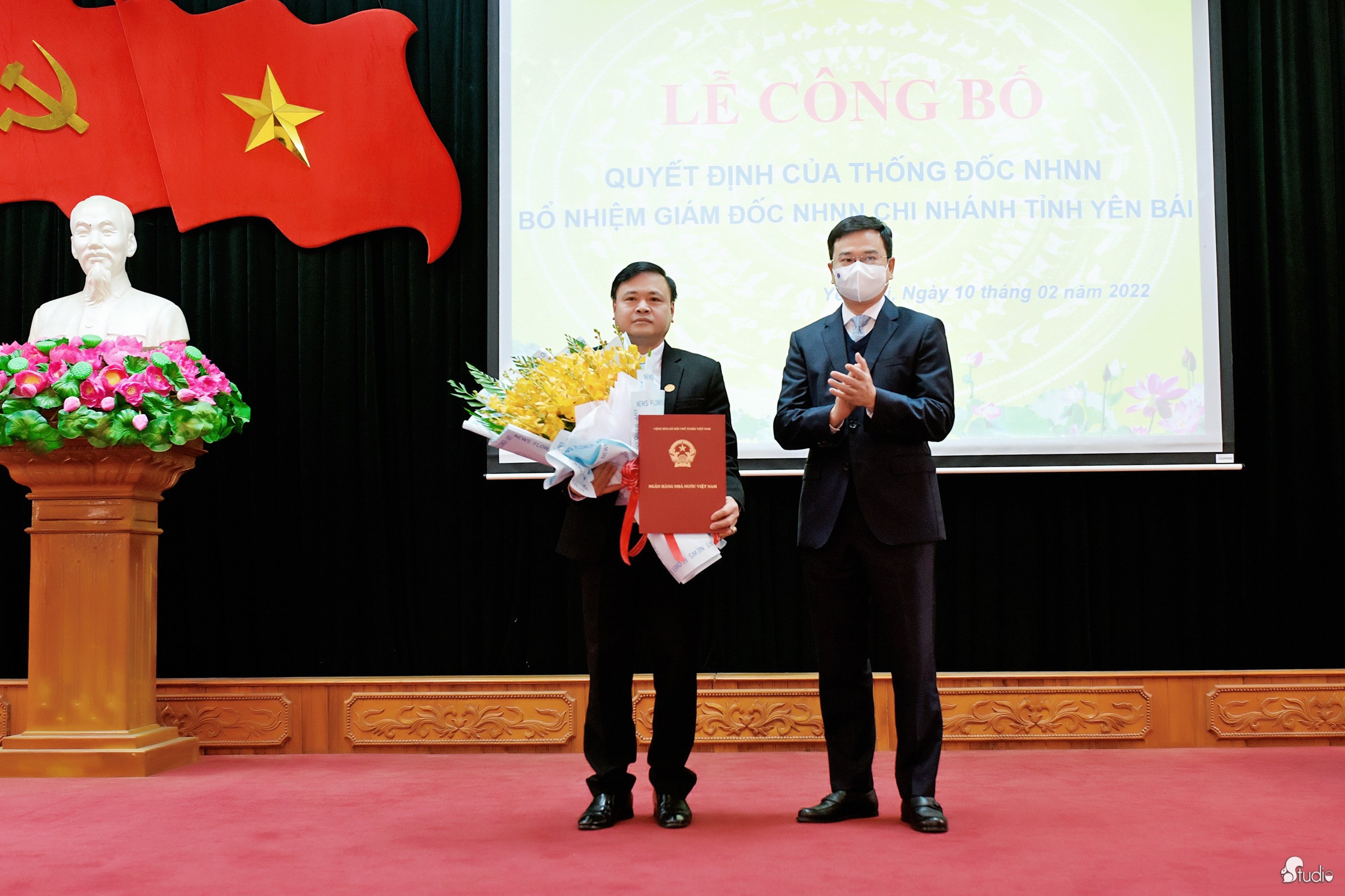 Phó Thống đốc NHNN Việt Nam Phạm Thanh Hà trao Quyết định và tặng hoa chúc mừng tân Giám đốc NHNN Chi nhánh tỉnh Yên Bái Nguyễn Quang Đạt