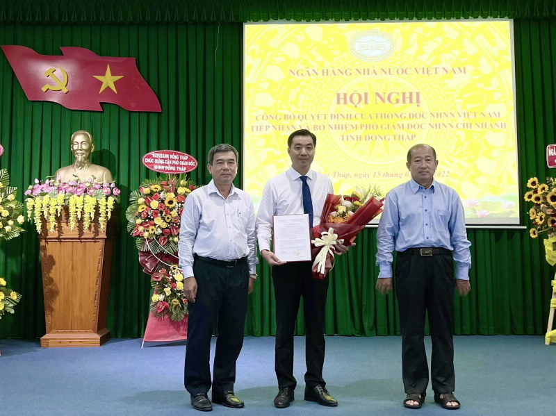 Vice Chairman of Dong Thap Provincial People's Committee and Director of SBV Dong Thap branch hand over the SBV Governor’s Appointment to Mr. Lai Van Be Chin