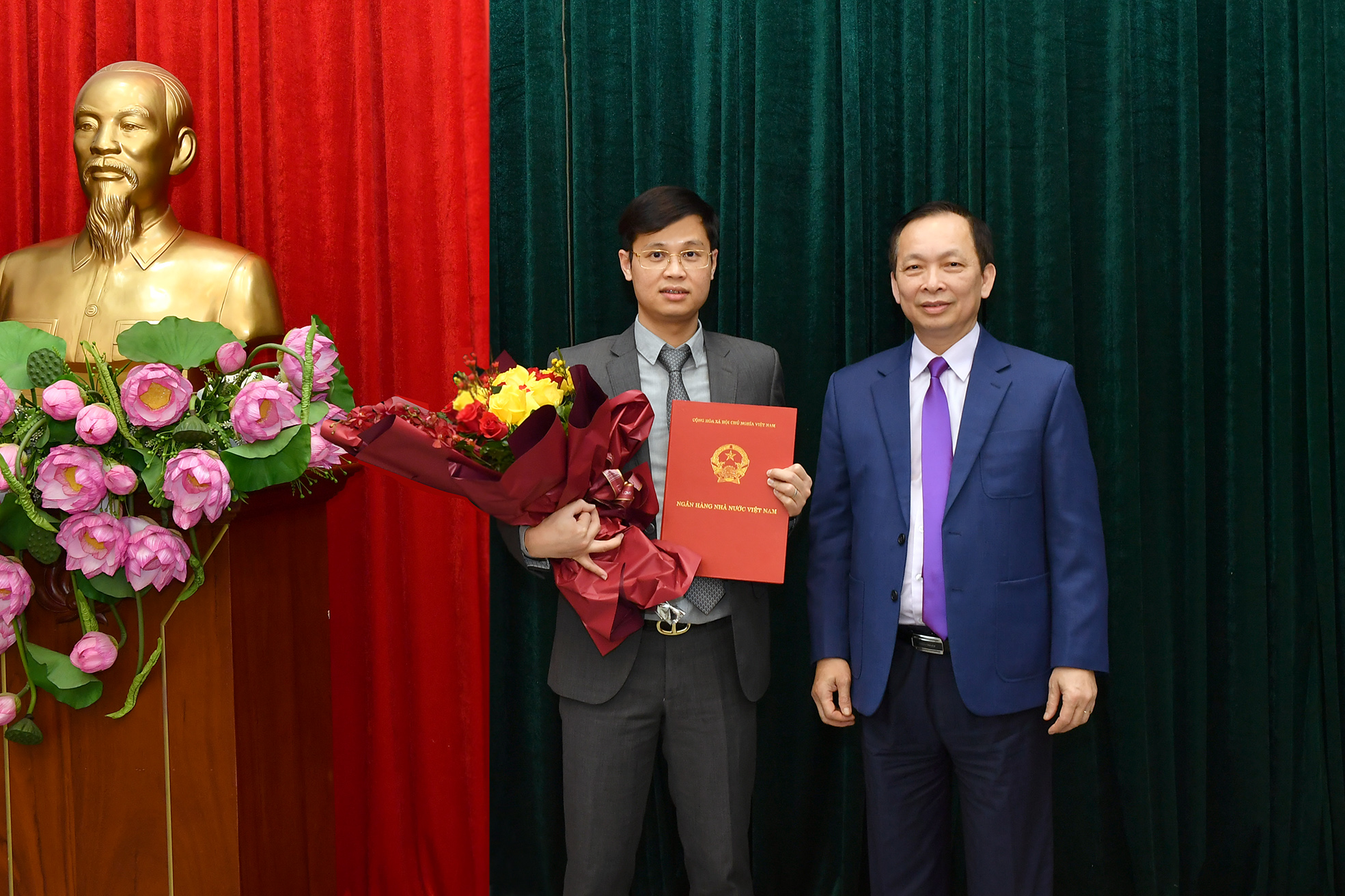 Trao Quyết định bổ nhiệm Thư ký Thống đốc NHNN đối với Đ/c Nguyễn Việt Dũng