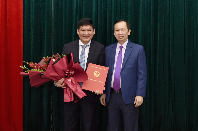Deputy Governor Dao Minh Tu hands over the SBV Governor’s Appointment Decision to Mr. Nguyen Hien Lam