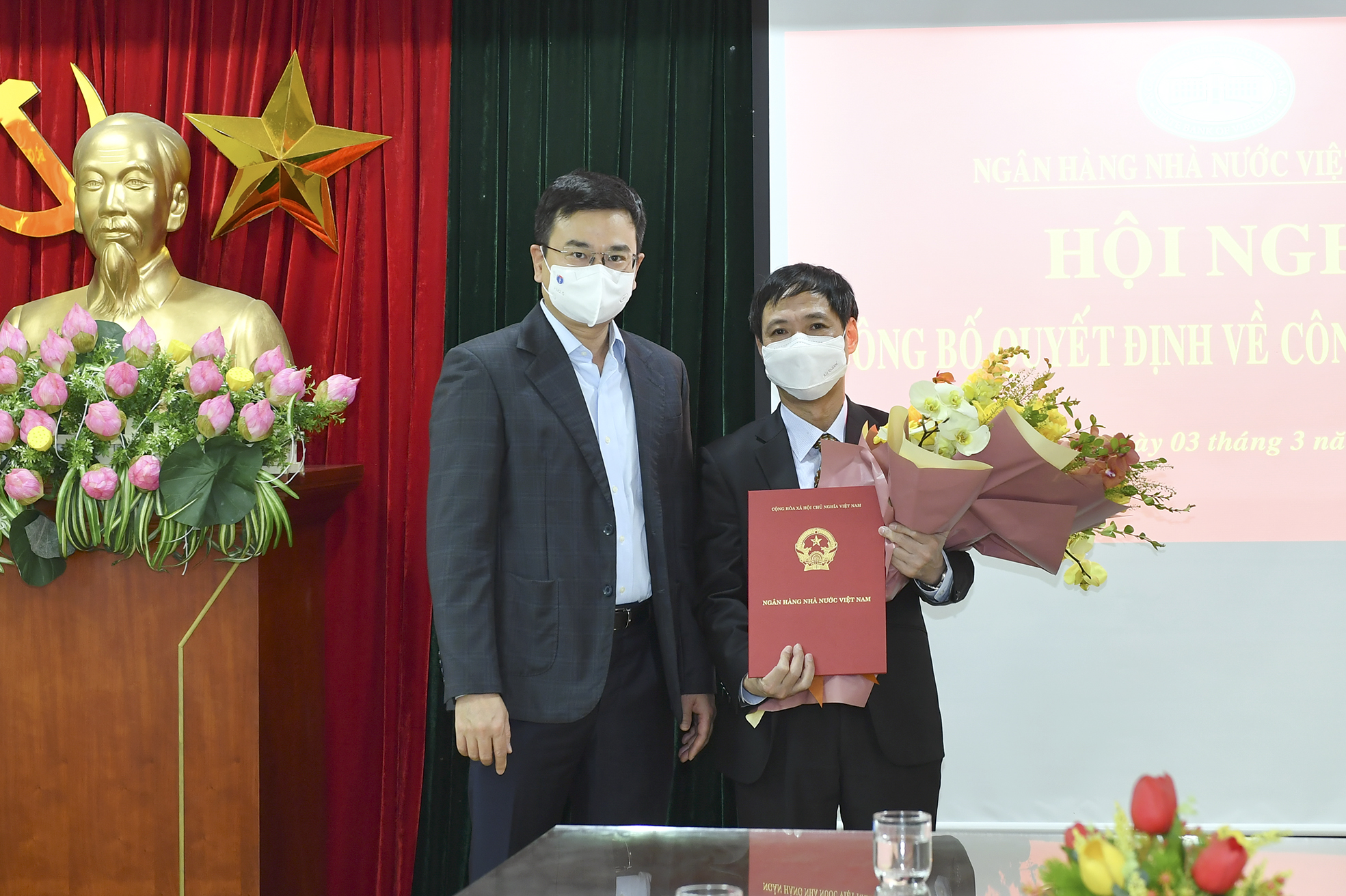 Phó Thống đốc Phạm Thanh Hà trao Quyết định cho ông Lê Văn Tuyên.