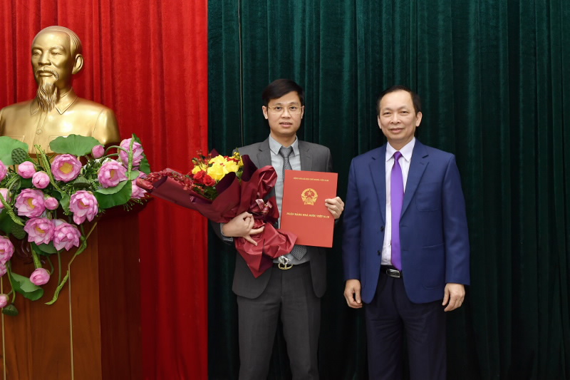 SBV First Deputy Governor Dao Minh Tu hands over the Appointment Decision of Secretary to the SBV Governor to Mr. Nguyen Viet Dzung.