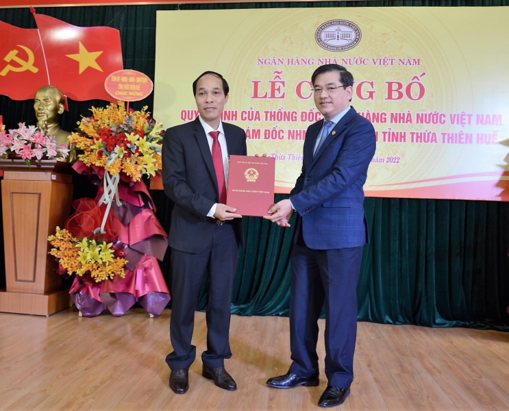 Mr. Dang Van Tuyen, Director General of the SBV Organization and Personnel Department, hands over the SBV Governor’s Appointment Decision to Mr. Pham Ba Nam.