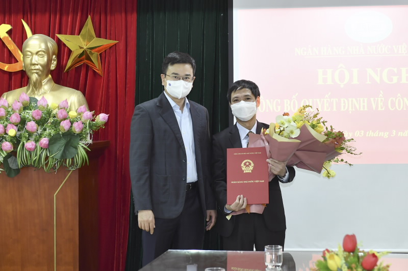 Deputy Governor Pham Thanh Ha hands over the Appointment Decision to Mr. Le Van Tuyen.