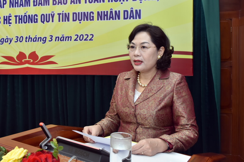 Governor Nguyen Thi Hong speaks at the meeting