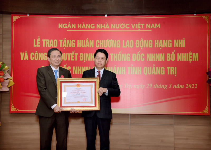 Under the authorization of the State President, SBV Deputy Governor Pham Tien Dzung presented the Labor Medal Second Class to Mr. Ho Sy Trong, former Director of the SBV Quang Tri provincial branch.