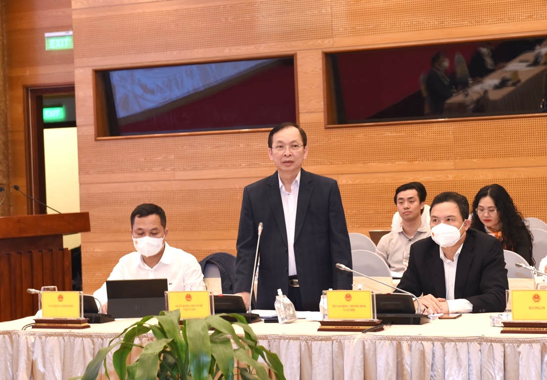 Phó Thống đốc thường trực Đào Minh Tú trả lời câu hỏi của phóng viên