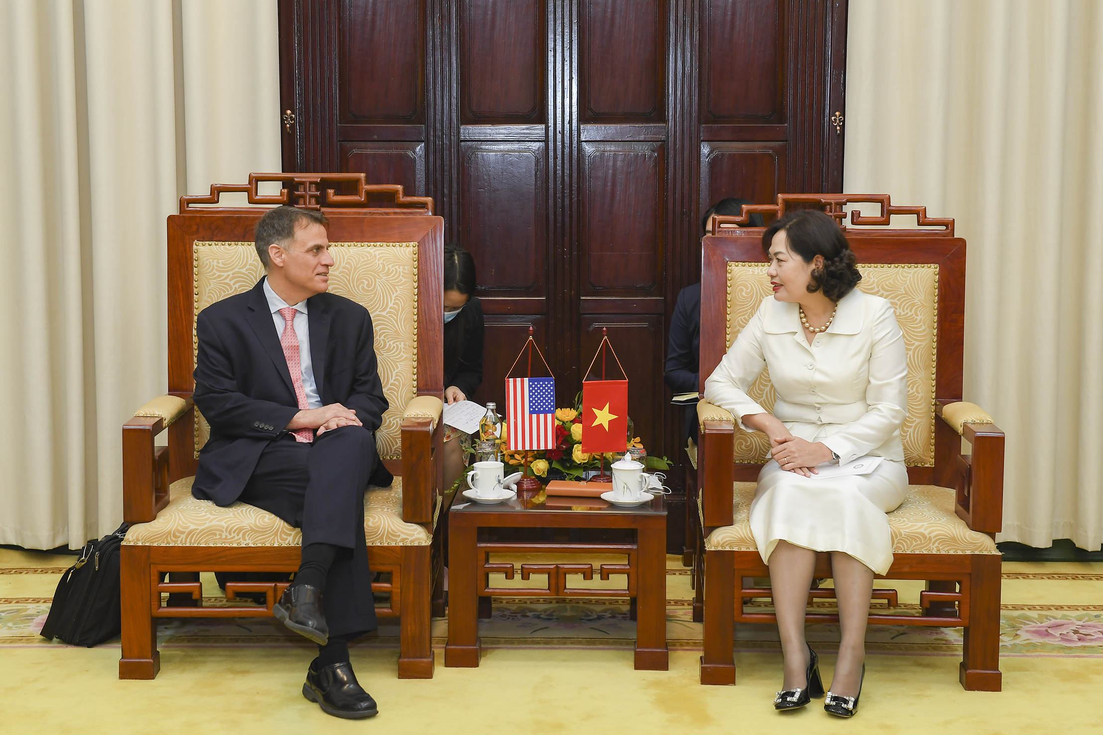 Thống đốc NHNN Nguyễn Thị  Hồng  tiếp Phó Trợ lý Bộ trưởng Tài chính Mỹ Robert Kaproth
