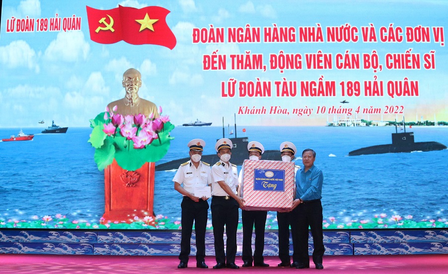 Đồng chí Nguyễn Văn Tân - Phó Chủ tịch Thường trực Công đoàn Ngân hàng Việt Nam đại diện Đoàn công tác ngành Ngân hàng tặng quà Lữ đoàn 189