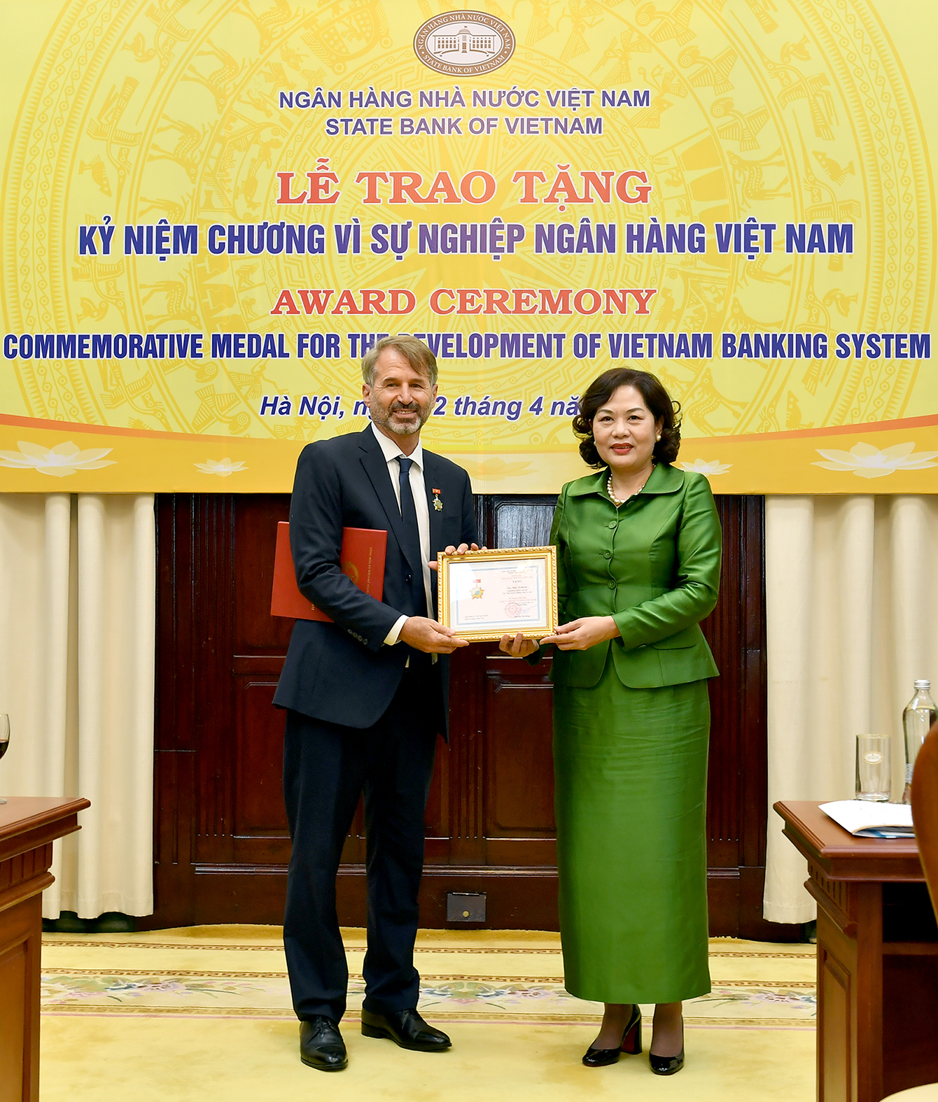 Thống đốc NHNN trao tặng Kỷ niệm chương cho ông Kyle Kelhofer, nguyên Giám đốc Quốc gia IFC khu vực Việt Nam, Lào, Campuchia.