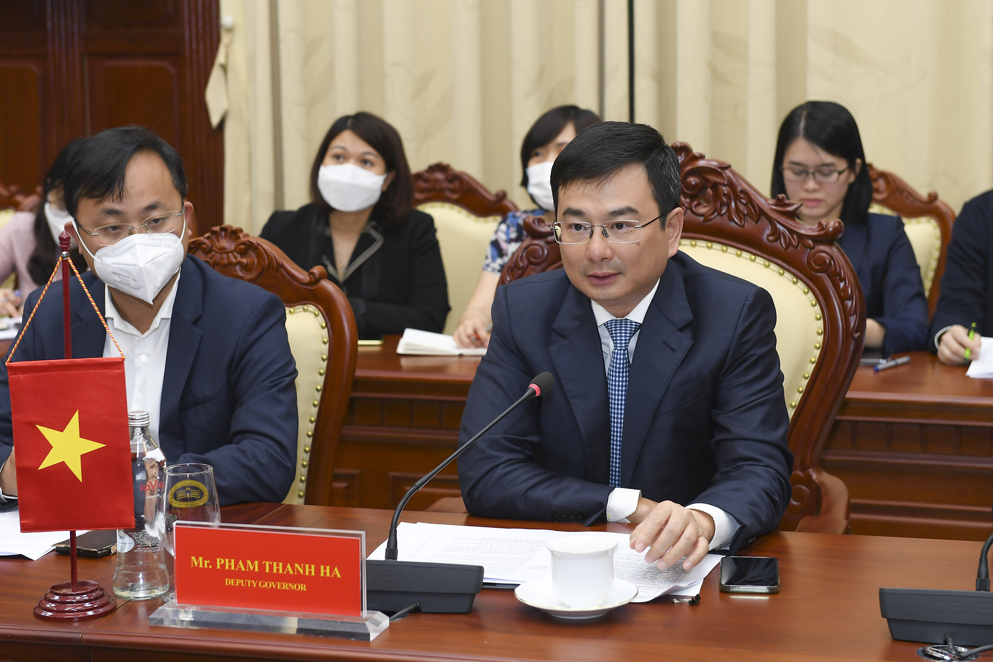 SBV Deputy Governor Pham Thanh Ha speaks at the meeting.
