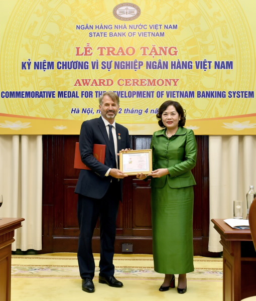 Governor Nguyen Thi Hong presents Commemorative Medal for the development of Vietnam Banking System to IFC’s former Country Manager for Vietnam, Cambodia and Lao PDR.