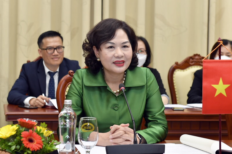 Governor Nguyen Thi Hong speaks at the meeting