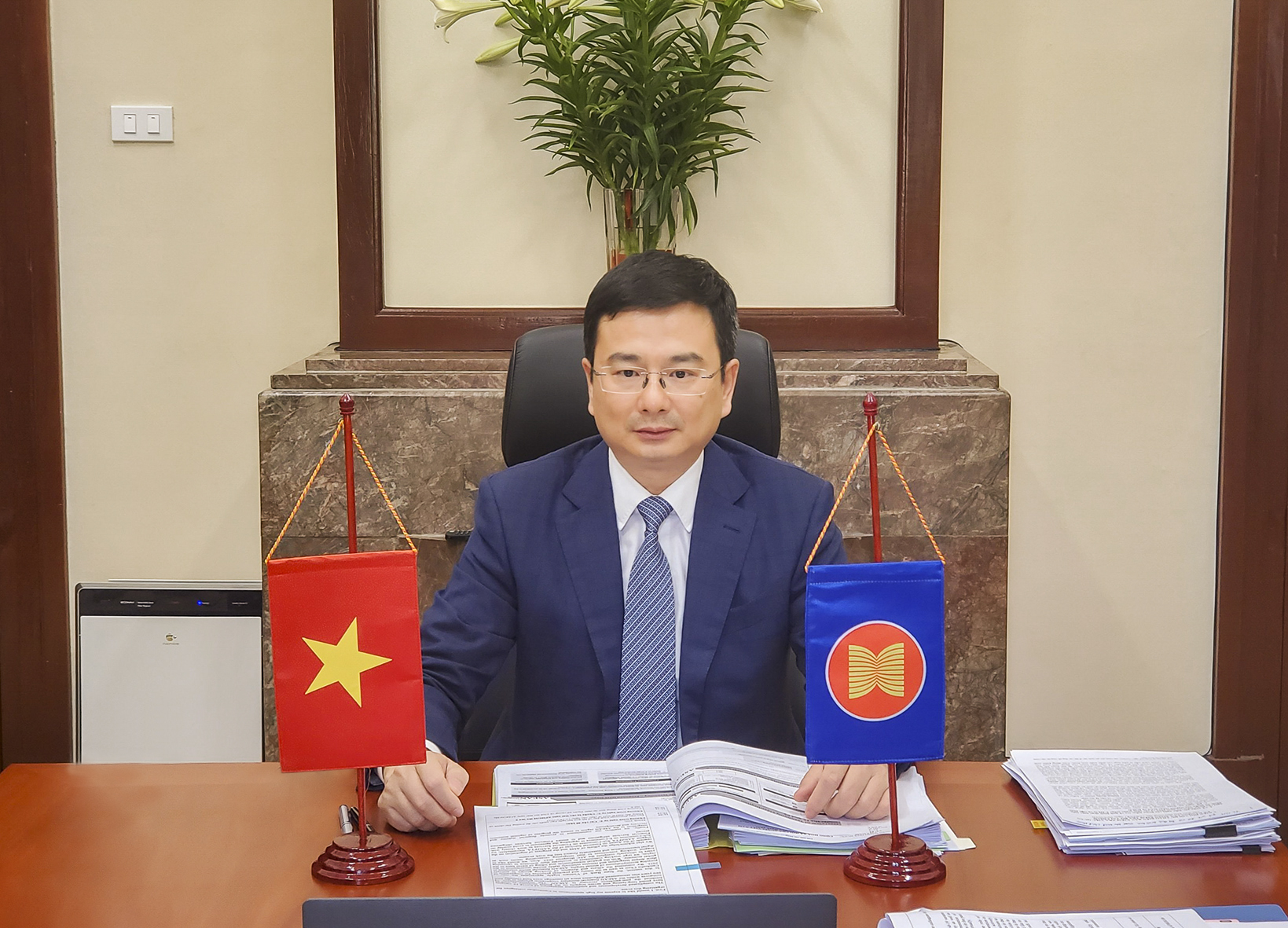 Deputy Governor Pham Thanh Ha speaks at a meeting.
