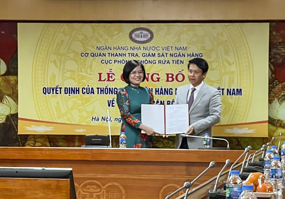 Phó Thống đốc  Phạm Tiến Dũng trao quyết định bổ nhiệm cho bà Nguyễn Thị Minh Thơ