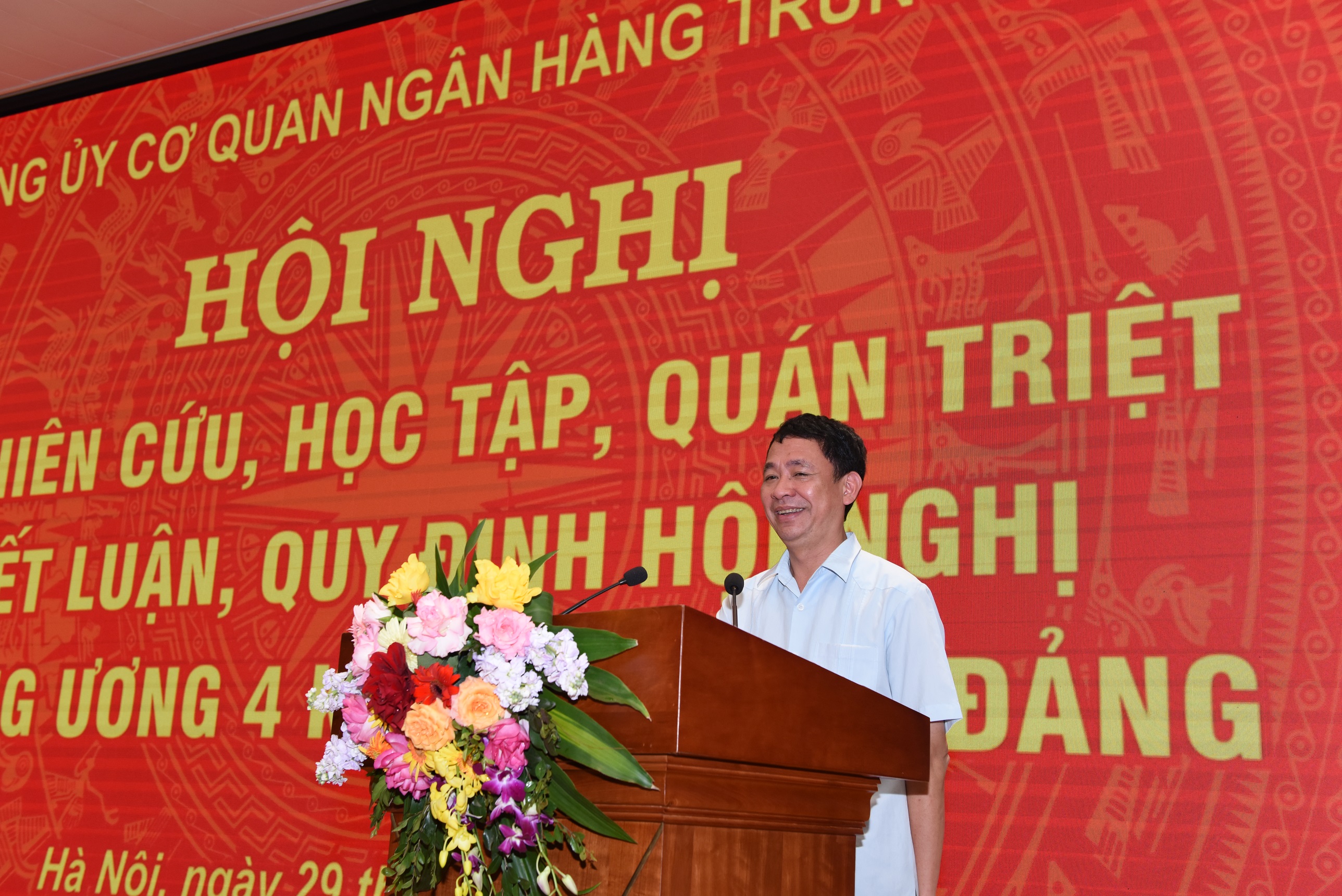 PGS.TS. Lâm Quốc Tuấn - Viện trưởng Viện Xây dựng Đảng, Học viện Chính trị Quốc gia Hồ Chí Minh trình bày nội dung Kết luận và Quy định Hội nghị Trung ương 4, Khoá XIII
