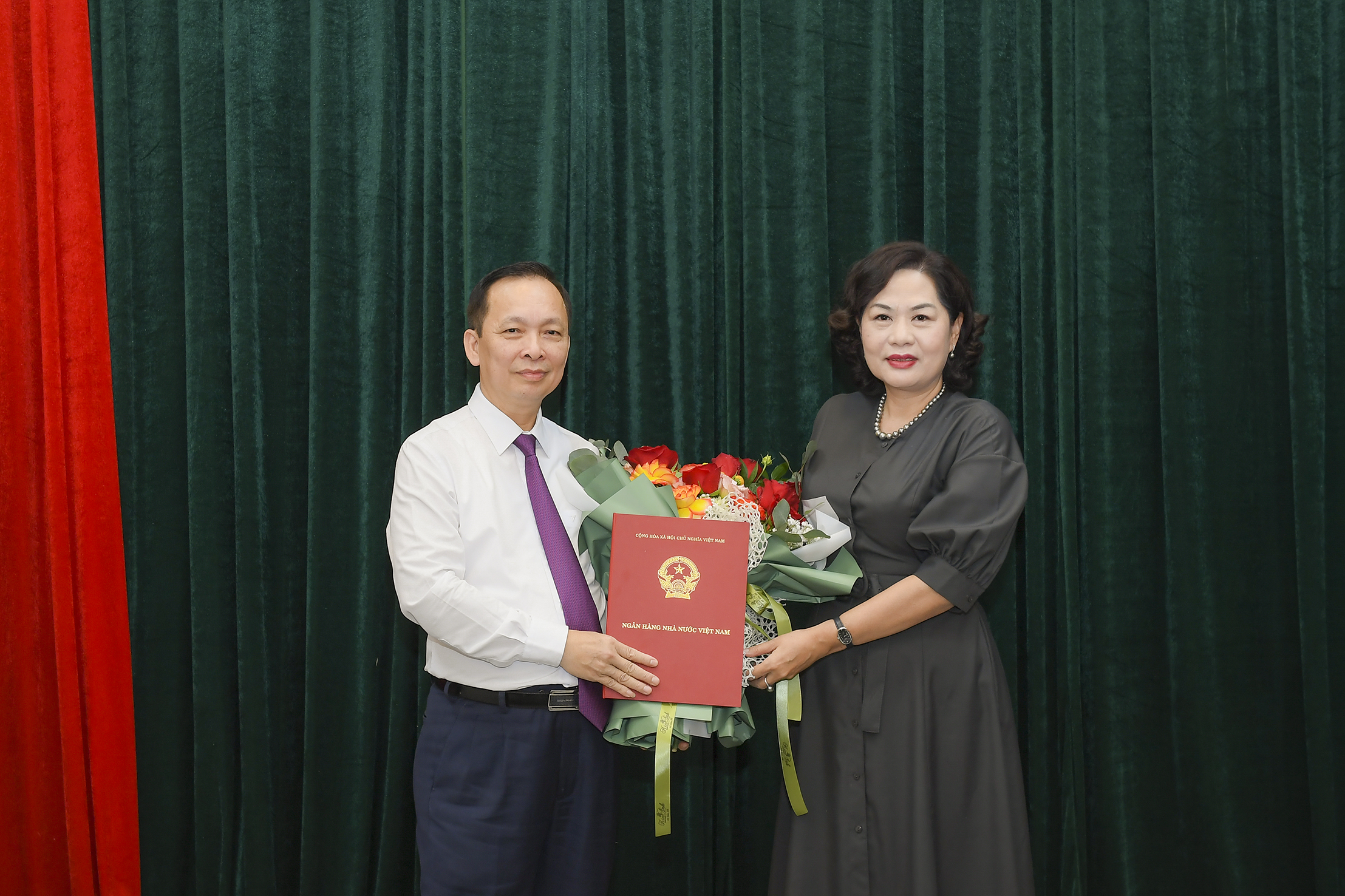 thừa ủy quyền của TTCP, Thống đốc NHNN Nguyễn Thị Hồng trao Quyết định bổ nhiệm lại cho Phó Thống đốc Đào Minh Tú