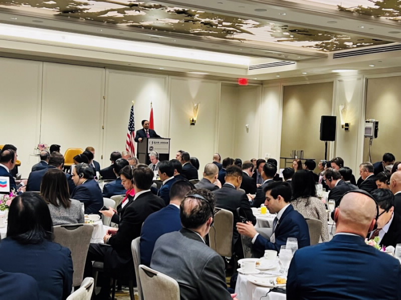 In the morning of May 12, 2022, the Prime Minister had a working session with the US business community organized by the US - ASEAN Business Council (USABC) and the US Chamber of Commerce (USCC).