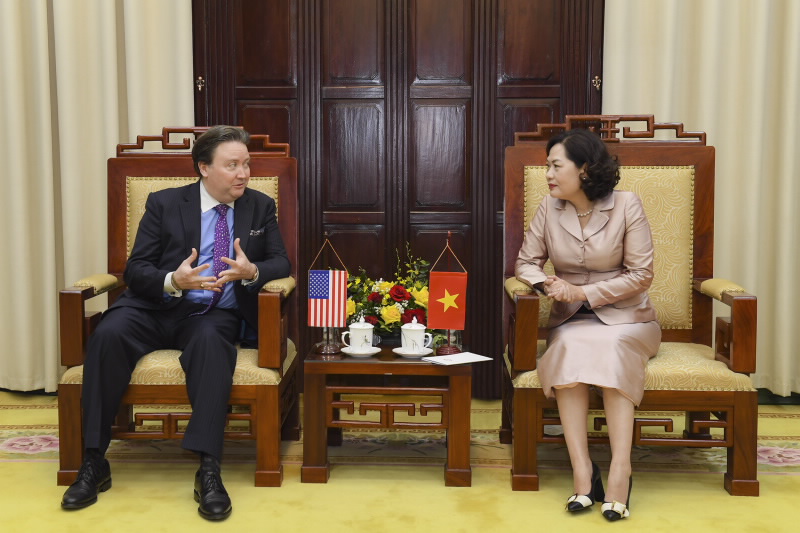 Governor Nguyen Thi Hong meets US Ambassador Marc E. Knapper