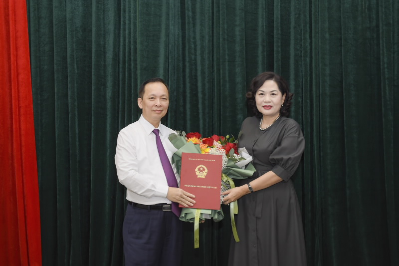 Under the authorization by the Prime Minister, SBV Governor Nguyen Thi Hong handed over the Reappointment Decision to Deputy Governor Dao Minh Tu.
