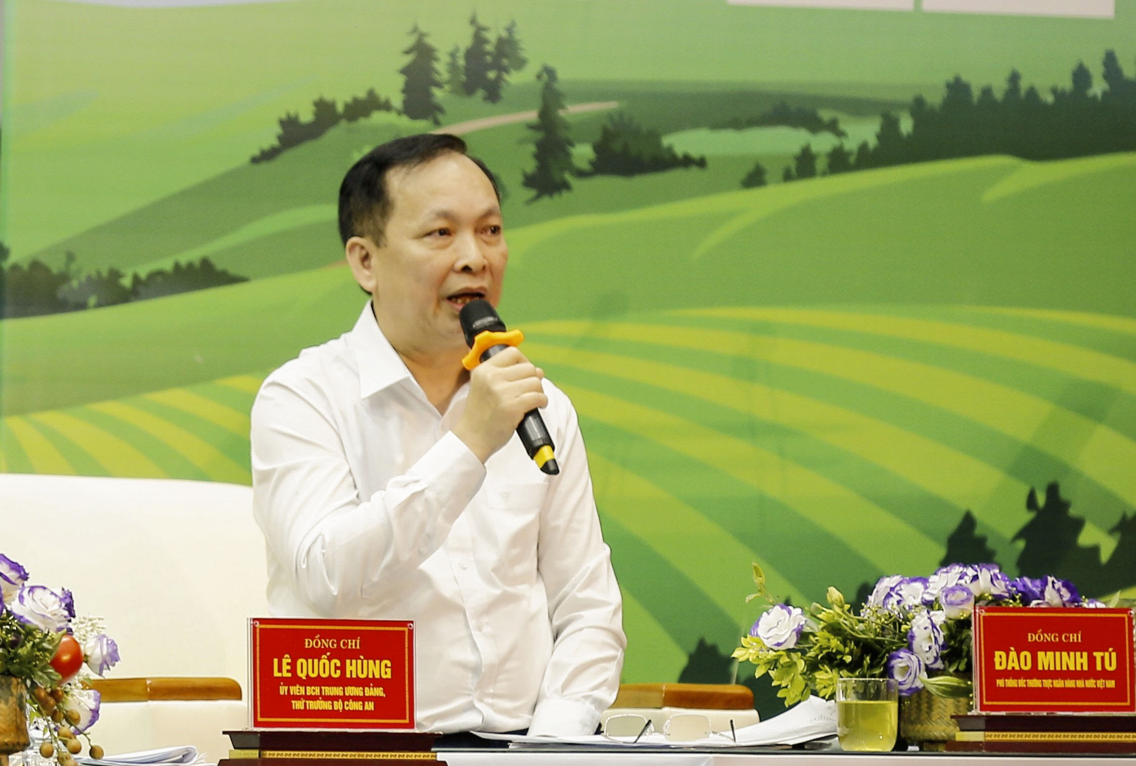 Phó Thống đốc Thường trực Đào Minh Tú trả lời tại Hội nghị đối thoại.