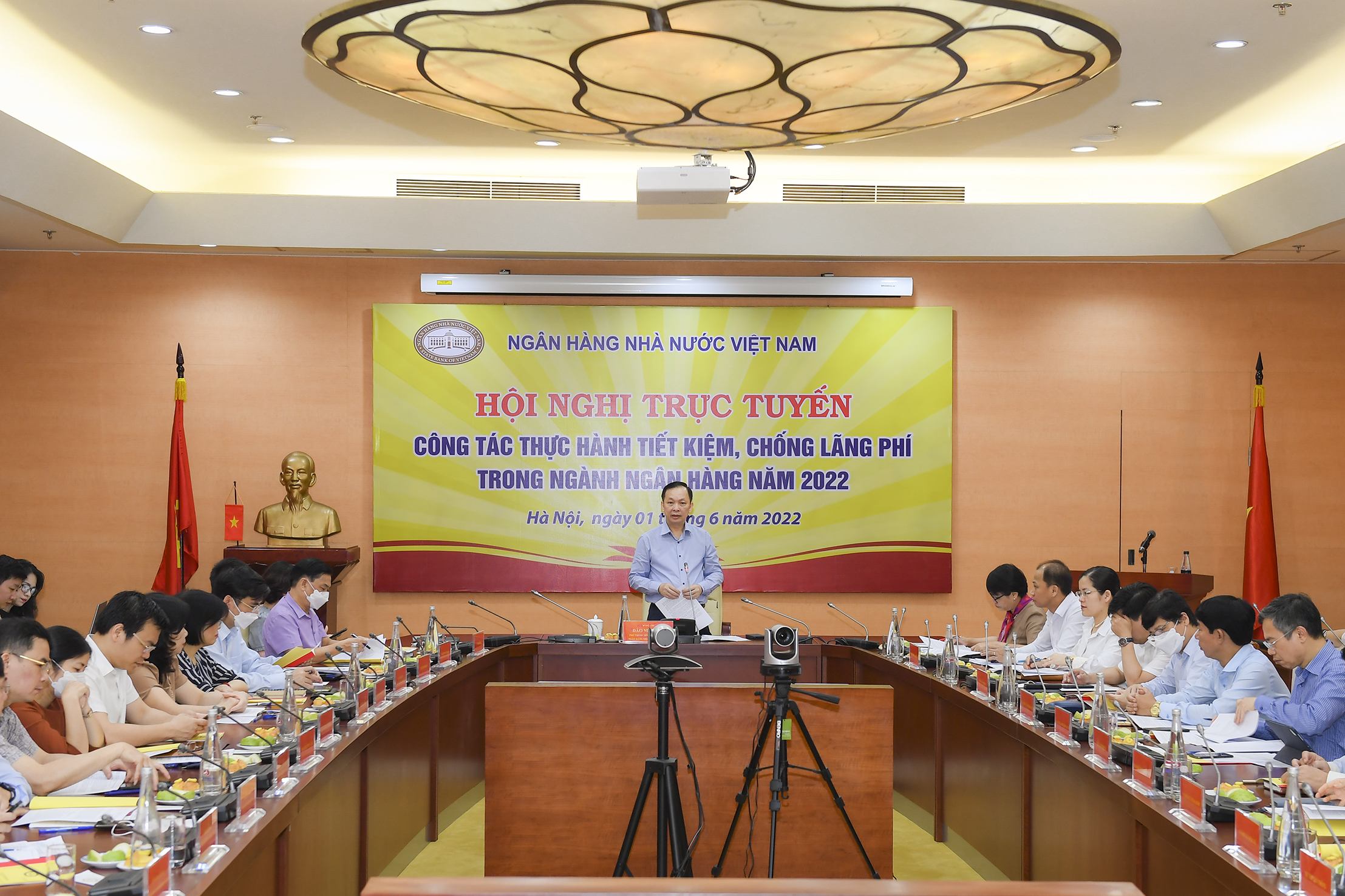Phó Thống đốc Thường trực NHNN Đào Minh Tú chủ trì Hội nghị
