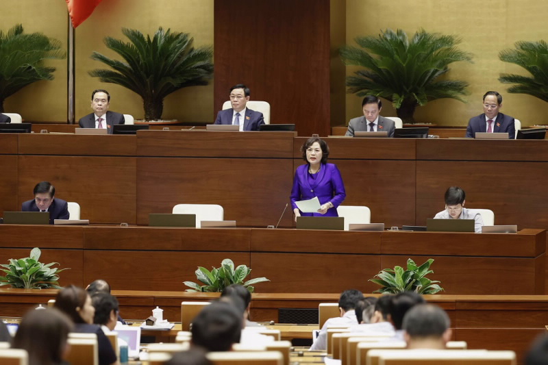 Governor Nguyen Thi Hong answers questions at the Q&A session at the National Assembly