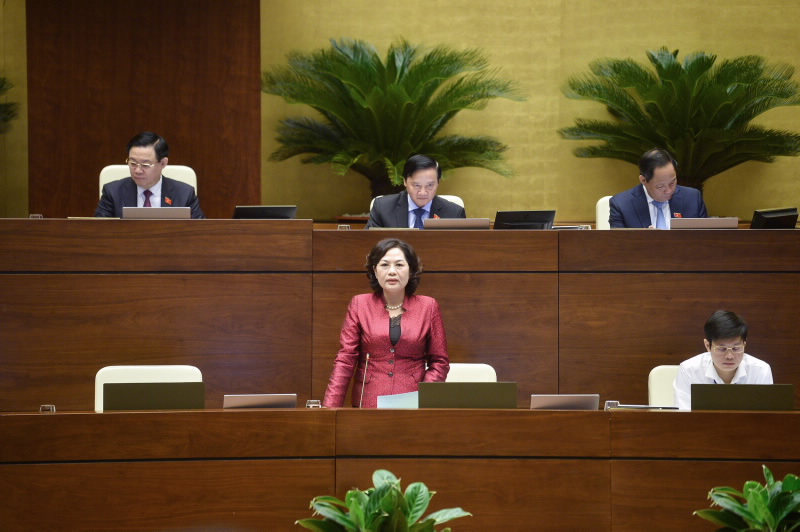 Governor Nguyen Thi Hong answers questions at National Assembly.