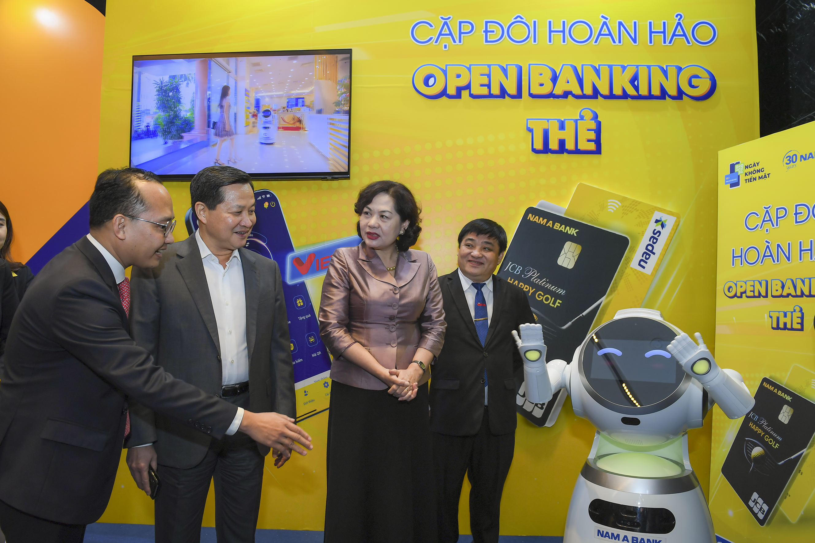 Phó Thủ tướng Lê Minh Khái tham quan các gian hành tại sự kiện