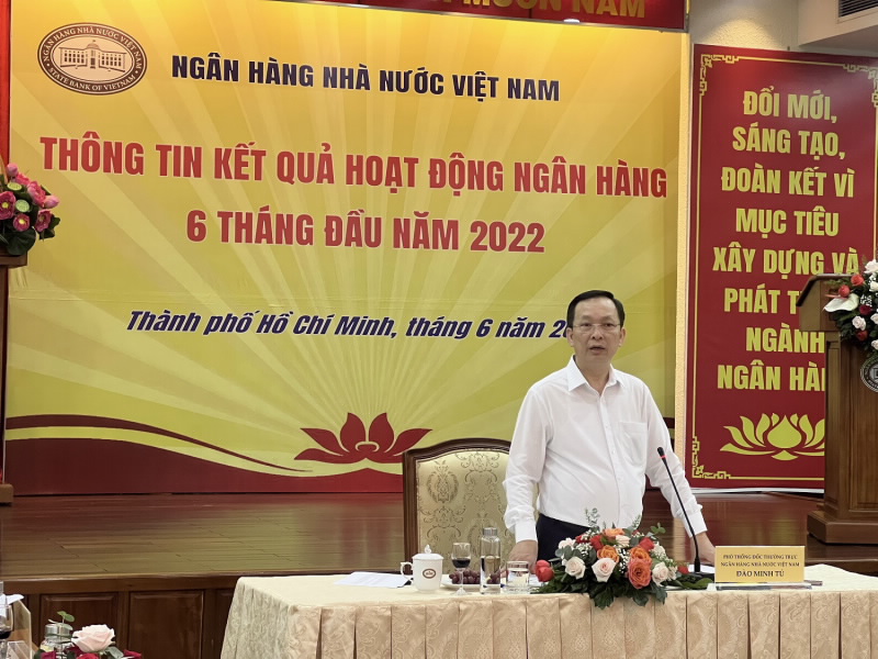 SBV First Deputy Governor Dao Minh Tu chairs the Press Conference.