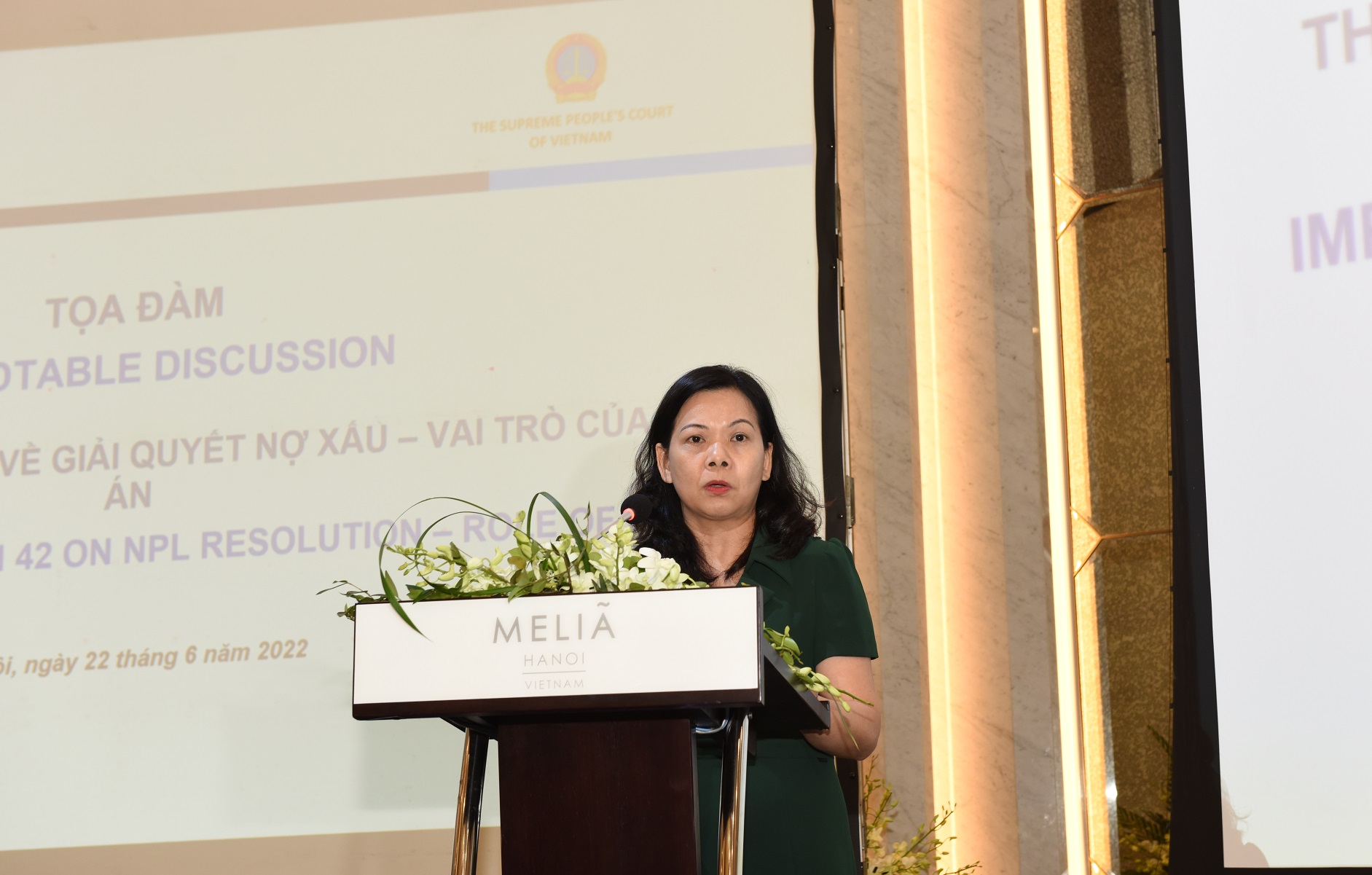 Bà Vũ Ngọc Lan - Phó Vụ trưởng Vụ Pháp chế NHNN trình bày tham luận