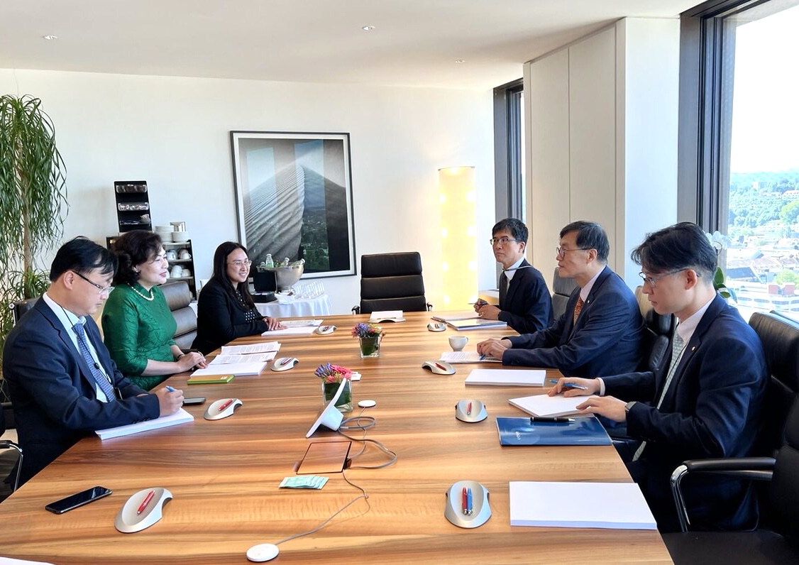 Thống đốc NHNN Nguyễn Thị Hồng hội đàm với Thống đốc NHTW Hàn Quốc Rhee Changyong.